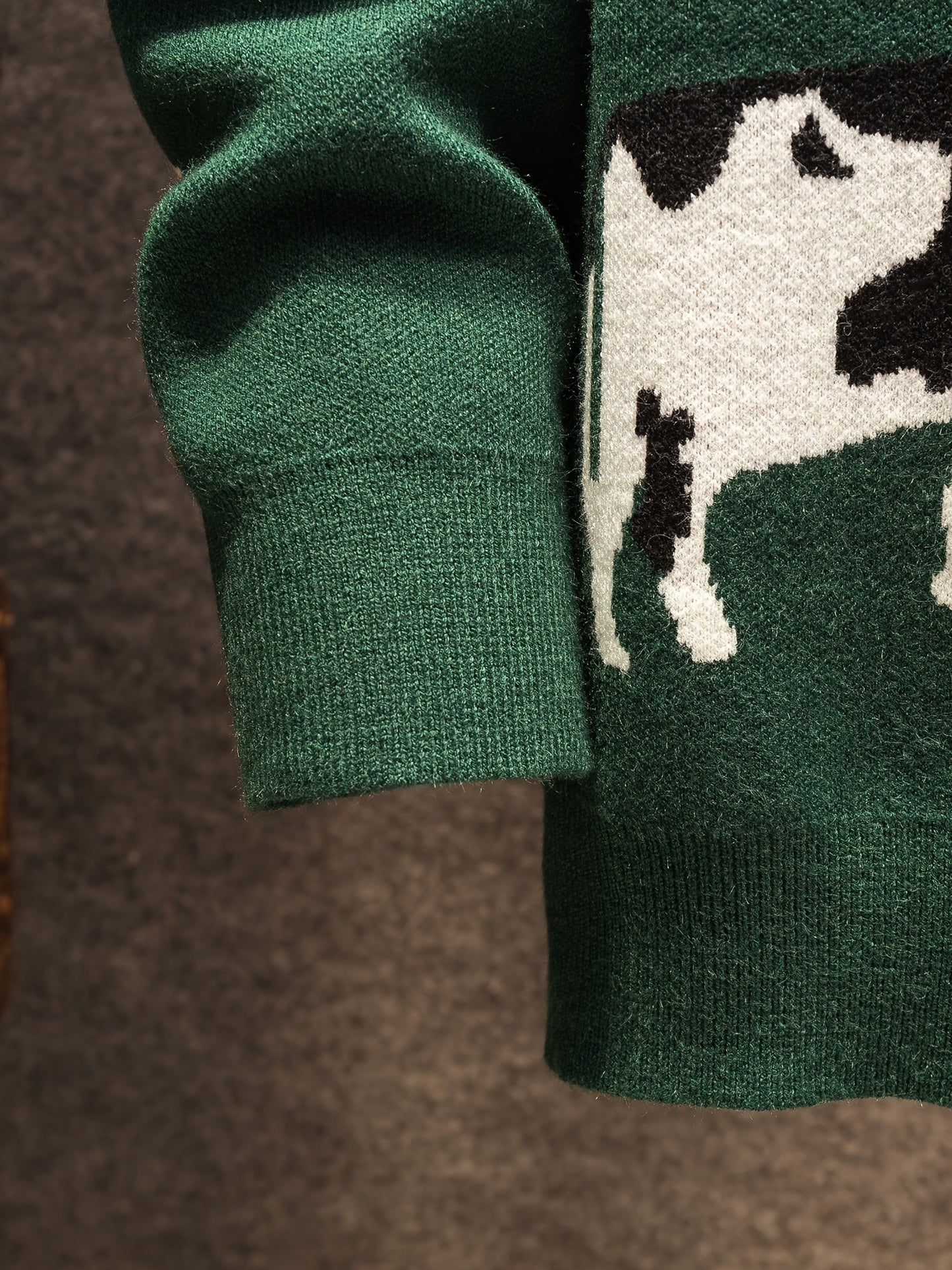 Męski sweter z motywem krajobrazu wiejskiego i krów na jesień/zimę