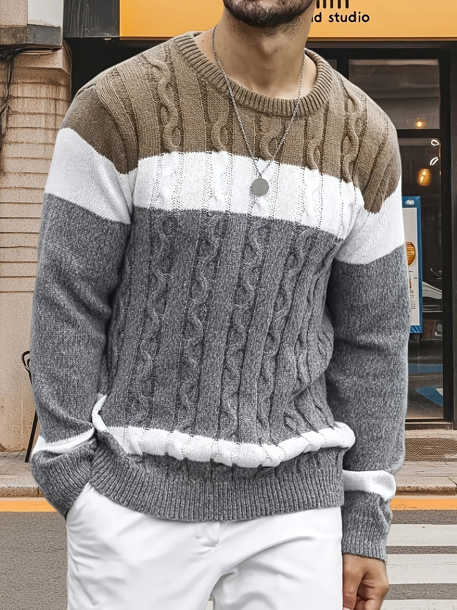 Herre-pullover med rund hals, kabelstrik og kontraststriber