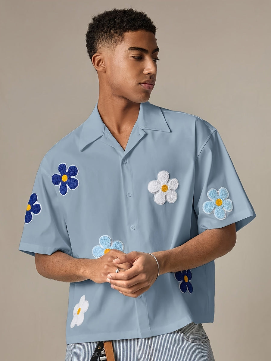 Avslappet kortermet camp-skjorte for menn med blomsterapplikasjoner for en trendy sommerstil