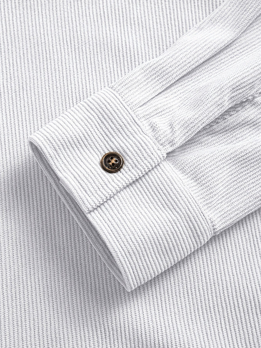 Herrenhemd im Overshirt-Stil aus geripptem Stoff mit Knöpfen und Brusttaschen