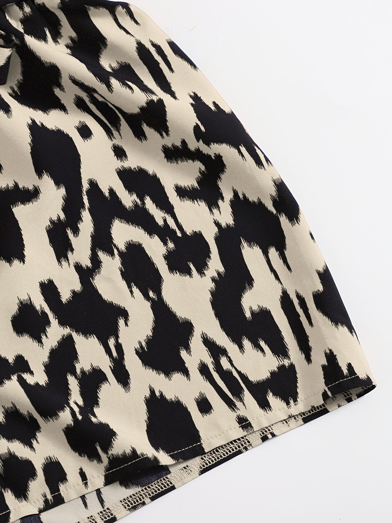 Ensemble femme élégant tendance – Top asymétrique et short imprimé léopard, style estival