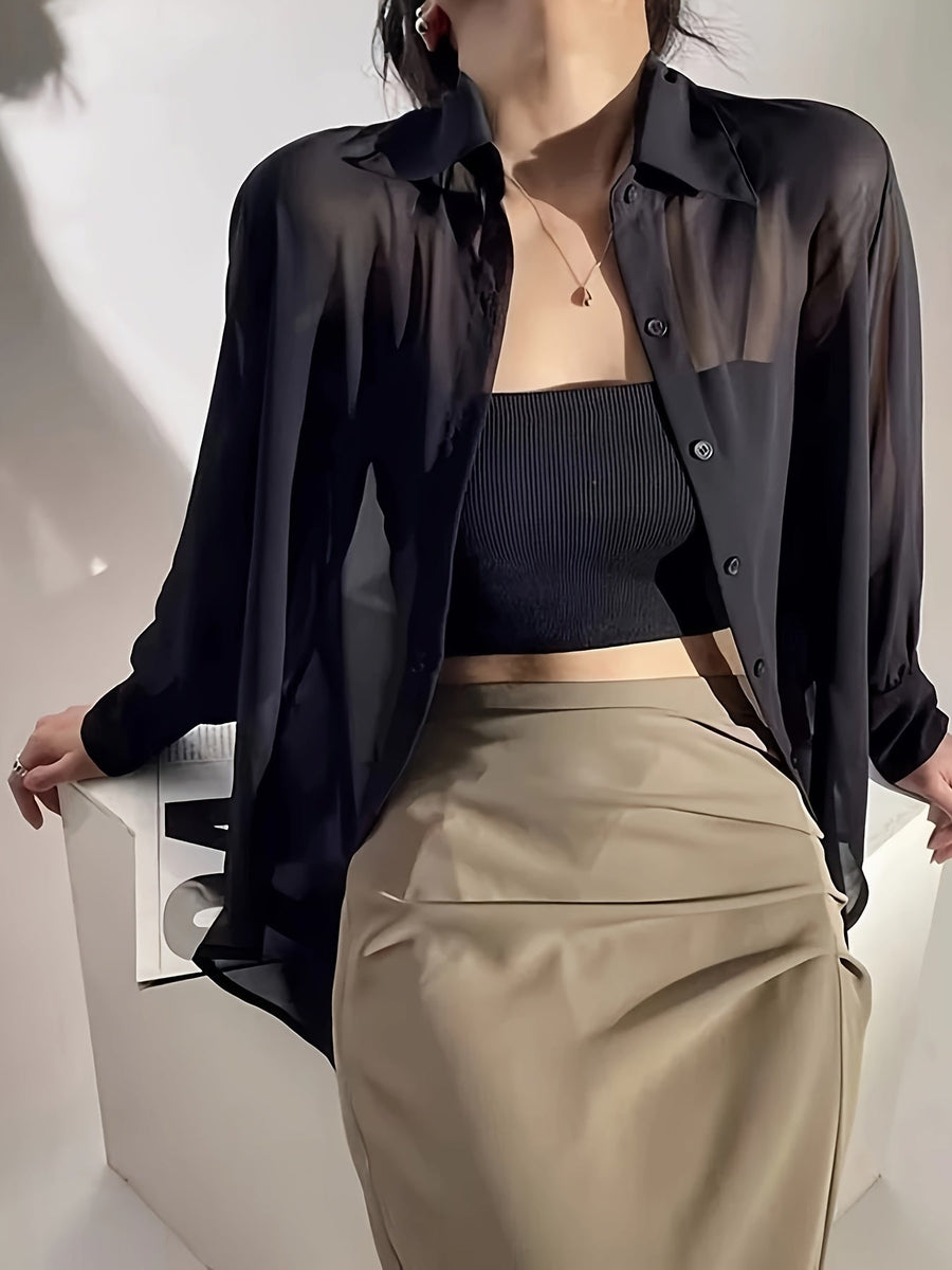 Lös damblus med knappar i avslappnad stil, perfekt för elegant lager-på-lager-look