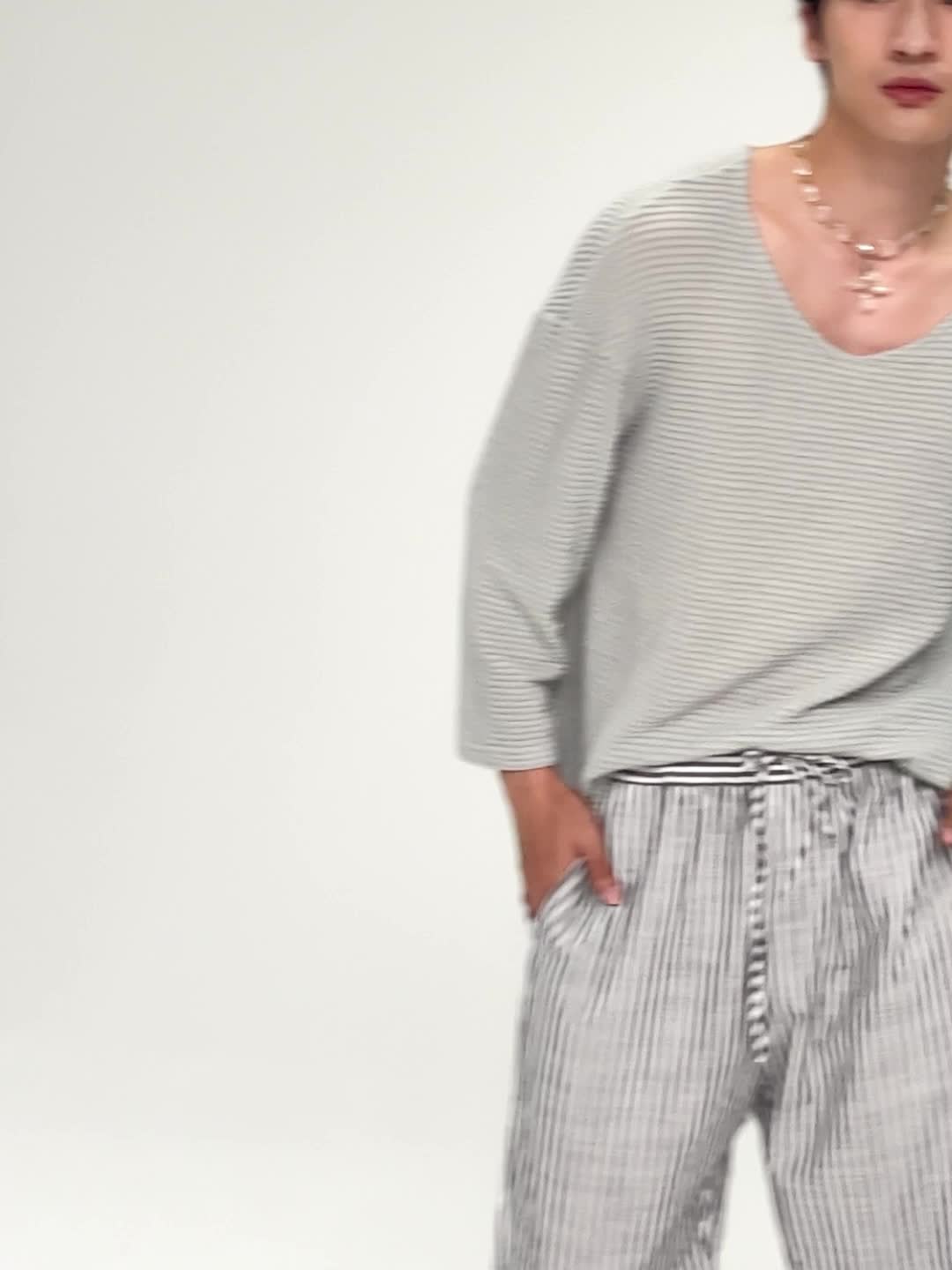 Afslappet herresweater med V-hals i åndbart strik, ideel til alle årstider