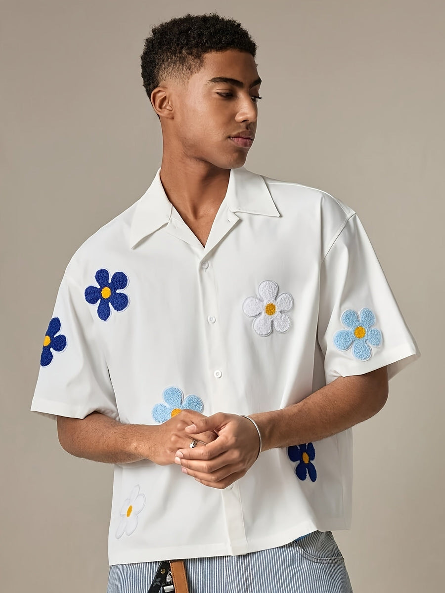 Avslappet kortermet camp-skjorte for menn med blomsterapplikasjoner for en trendy sommerstil
