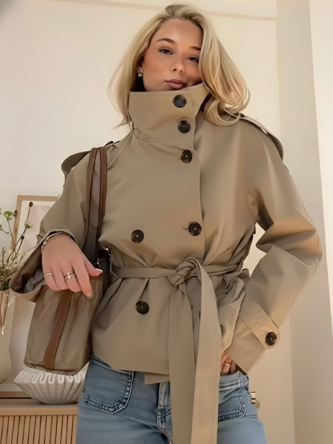 Gabardina corta cruzada para mujer con cinturón