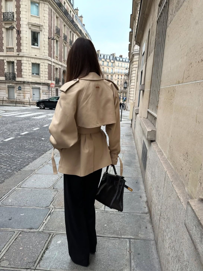 Gabardina corta cruzada para mujer con cinturón