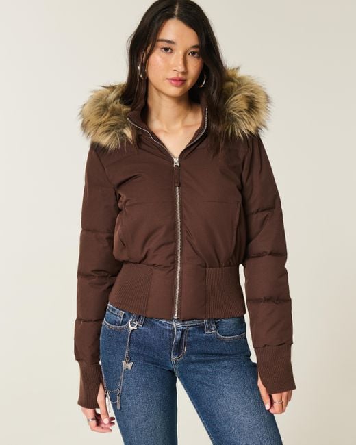 Chaqueta acolchada corta estilo bomber para mujer, con capucha ribeteada de pelo sintético extraíble y cierre frontal de cremallera