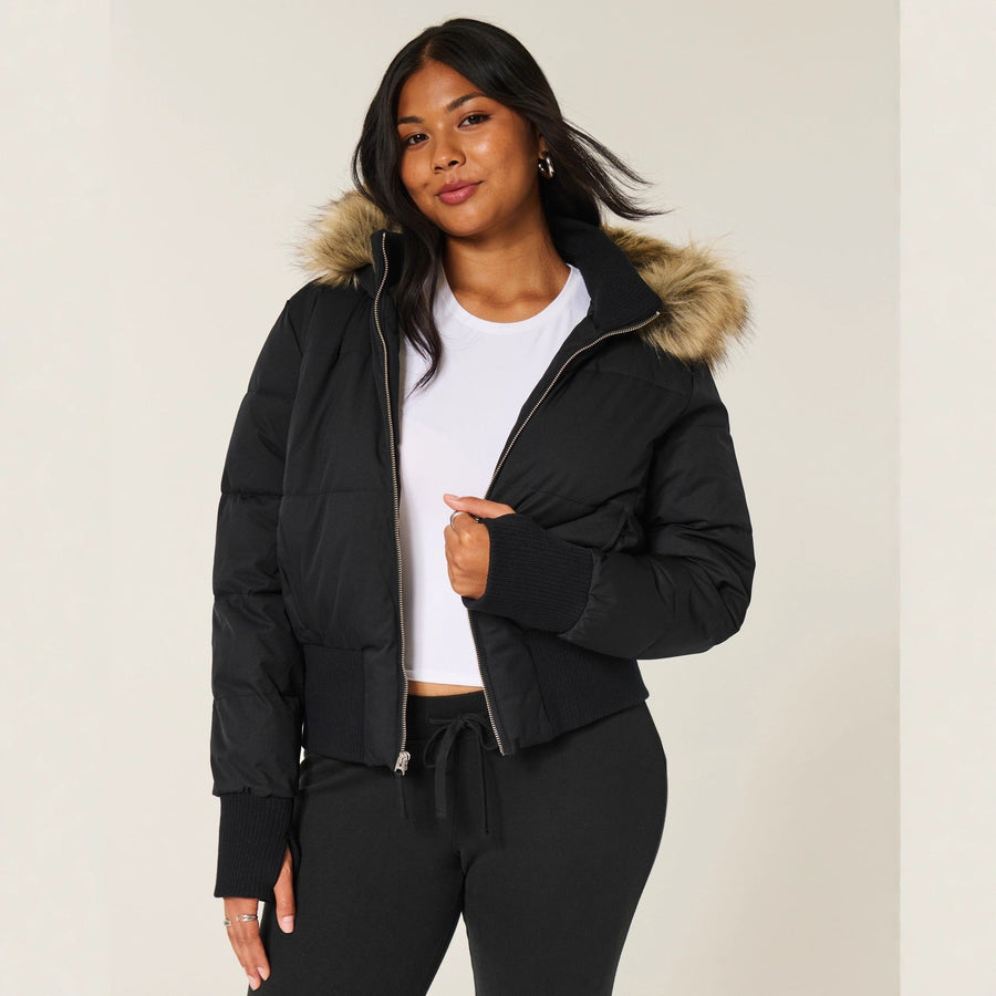 Chaqueta acolchada corta estilo bomber para mujer, con capucha ribeteada de pelo sintético extraíble y cierre frontal de cremallera