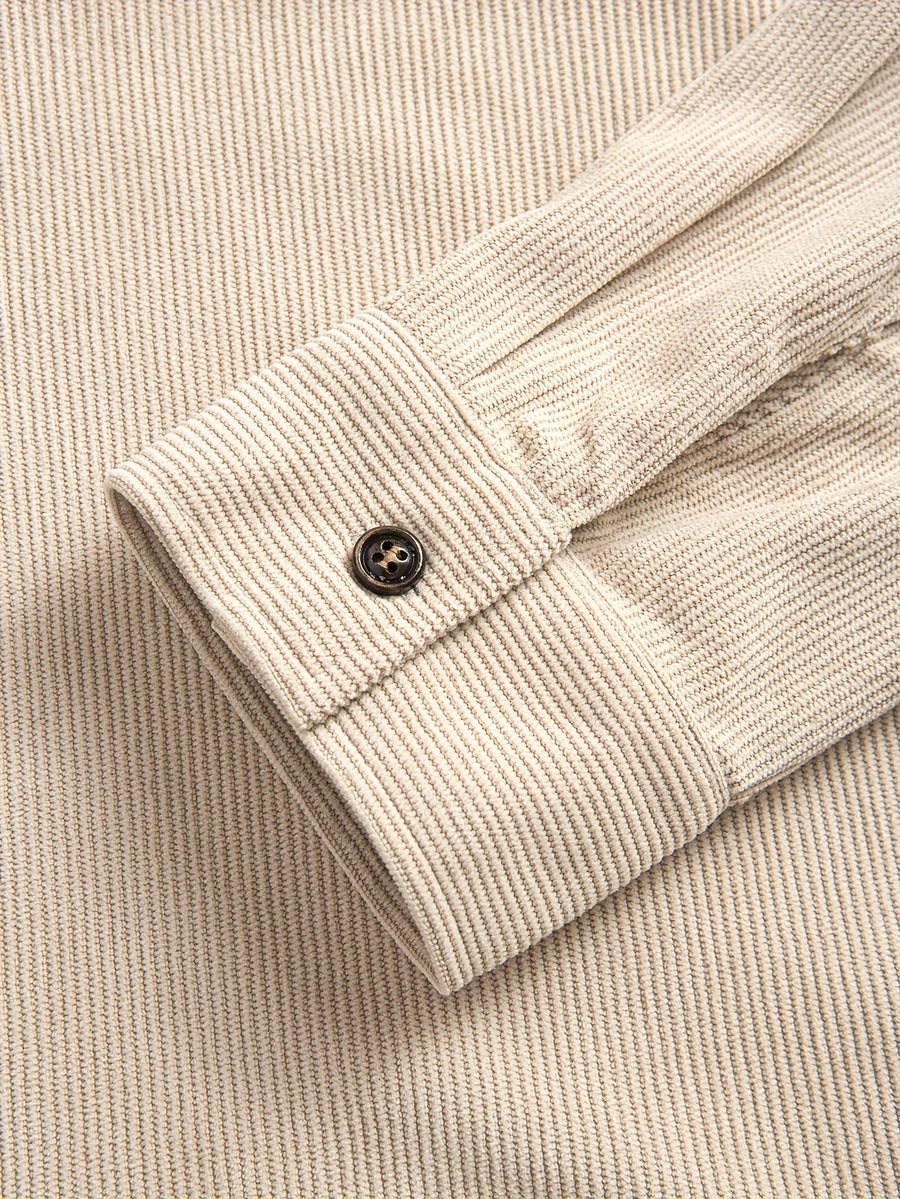 Herrenhemd im Overshirt-Stil aus geripptem Stoff mit Knöpfen und Brusttaschen