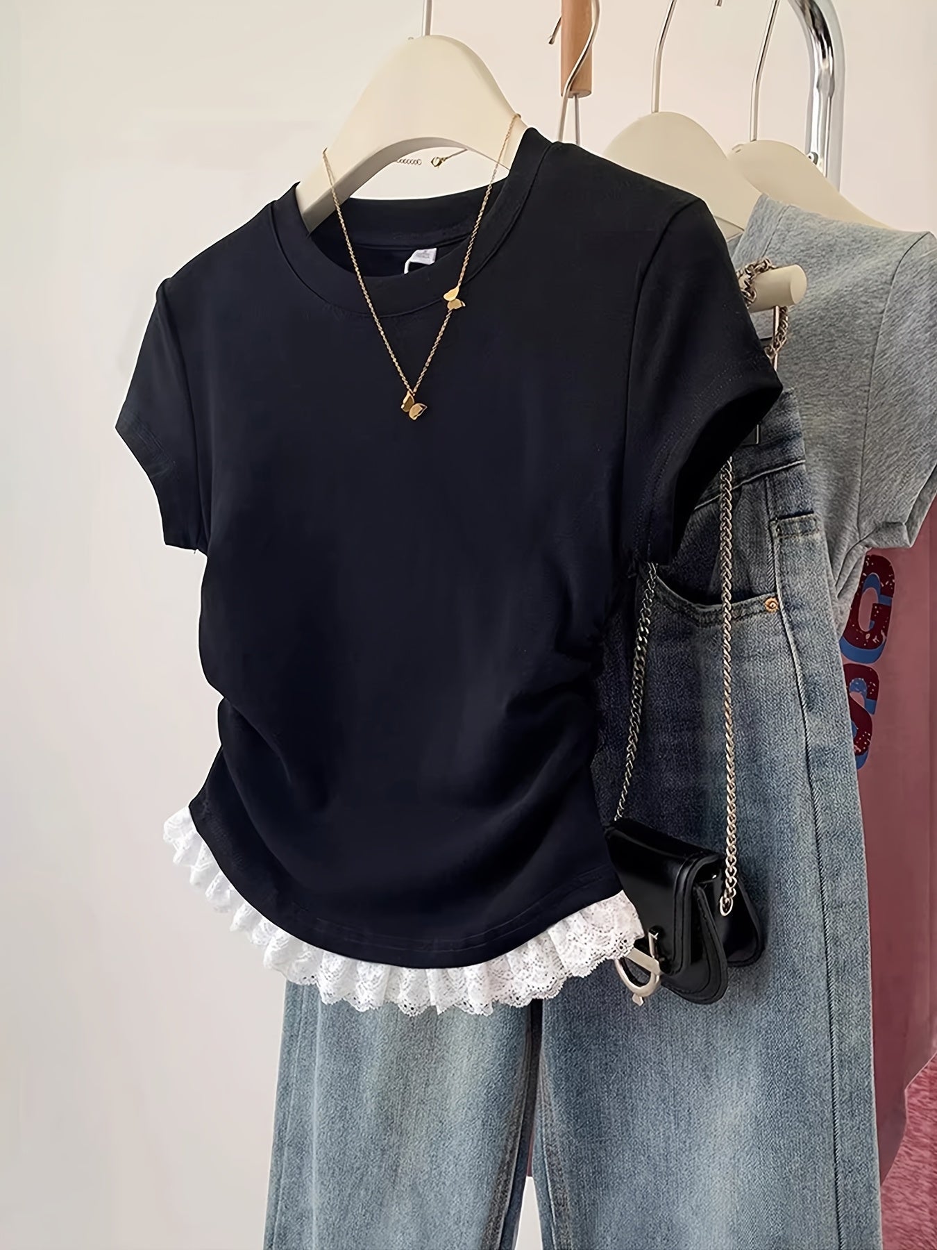 T-shirt femme élégant à manches courtes avec détail plissé et finition dentelle – Style décontracté et chic