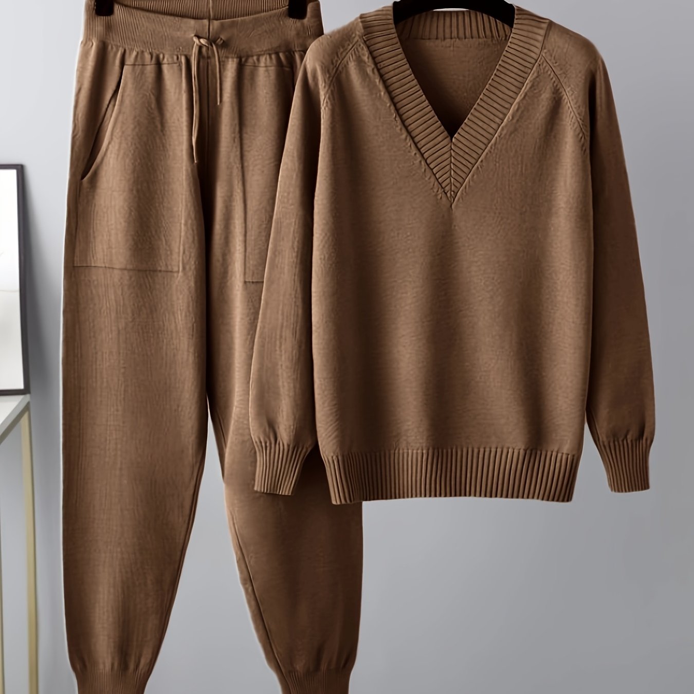 Ensemble pull col V et pantalon jogger, tricot doux, beige clair