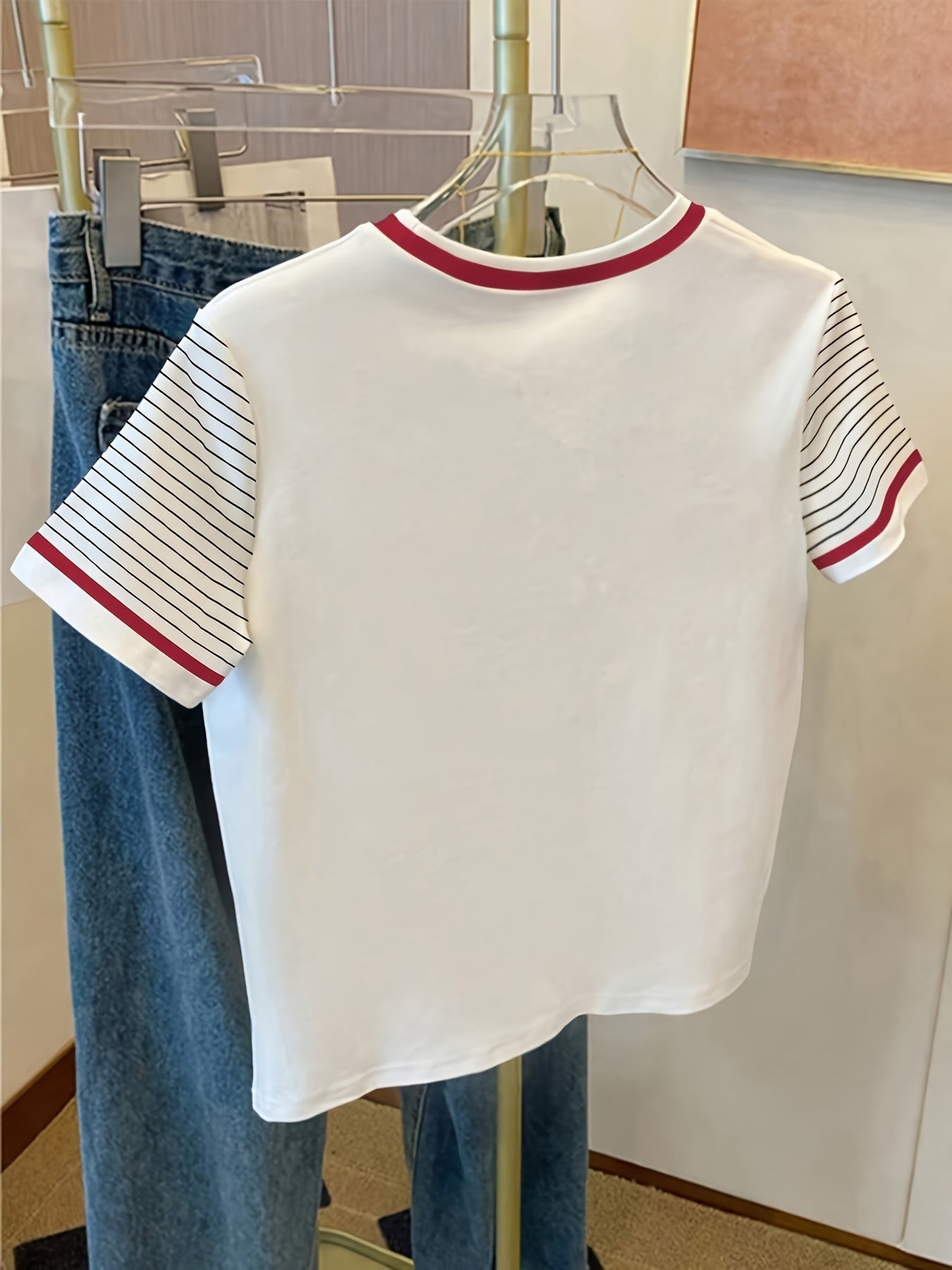 Camiseta casual mujer con estampado de unicornio estilo moderno, cuello contrastado y manga a rayas