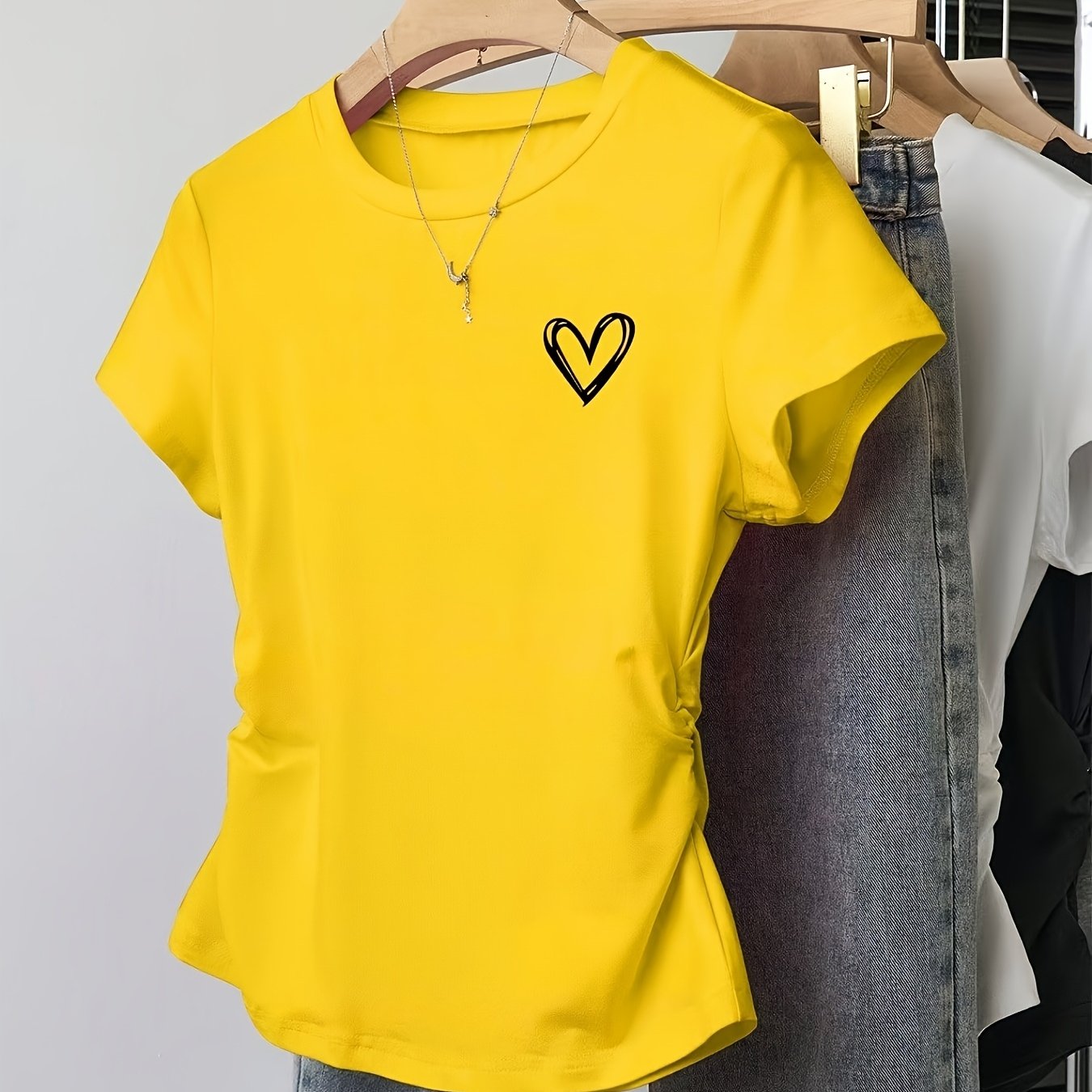 Dame T-shirt med tætsiddende pasform, hjerteprint, afslappet og trendy stil