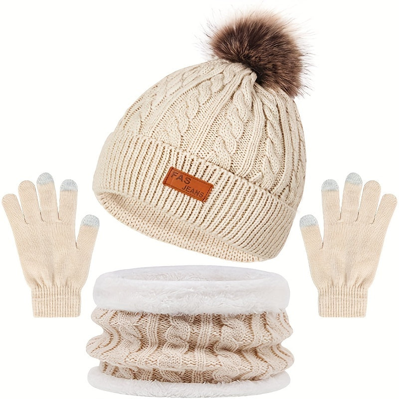 Set van gebreide muts, handschoenen en sjaal met kabelpatroon en pompon