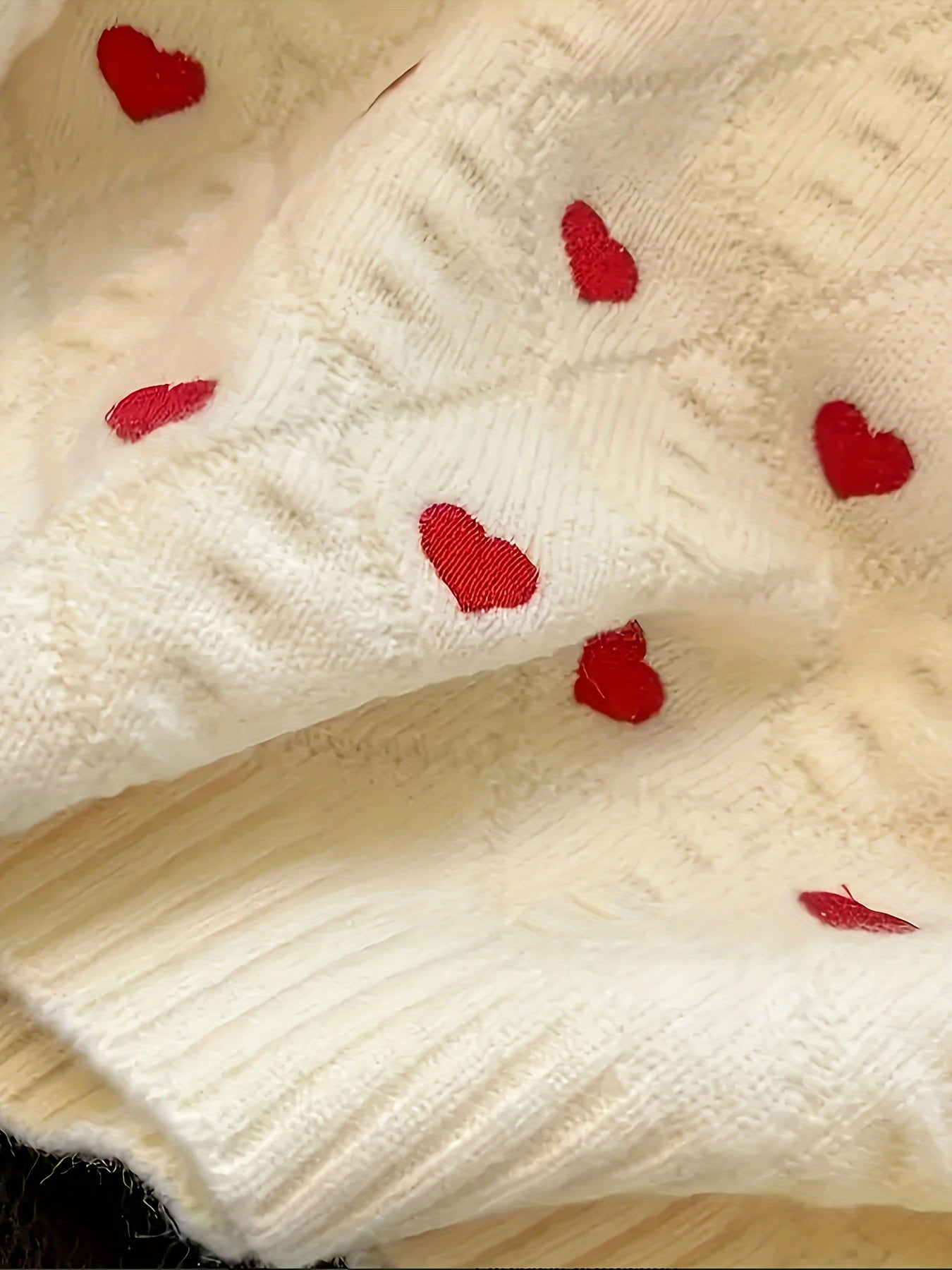 Pull femme crème à cœurs rouges, col montant, maille texturée