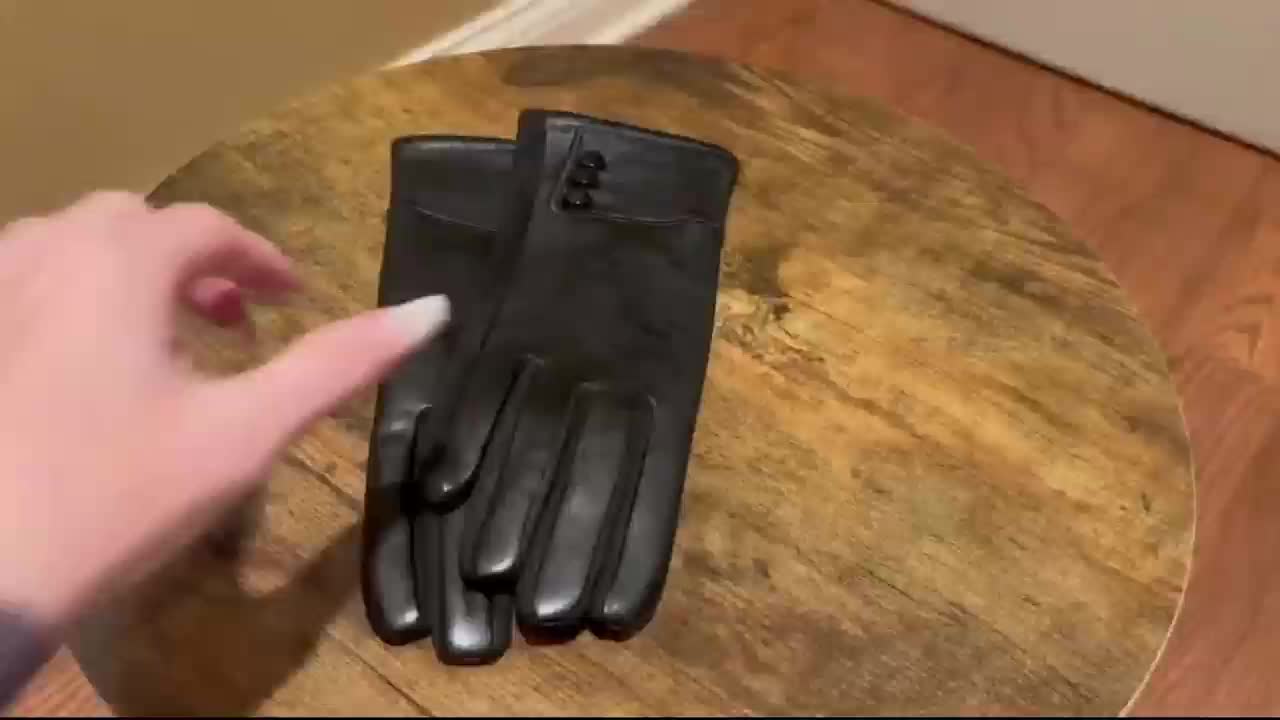Gants Élégants Noirs avec Détail Boutons pour Femme