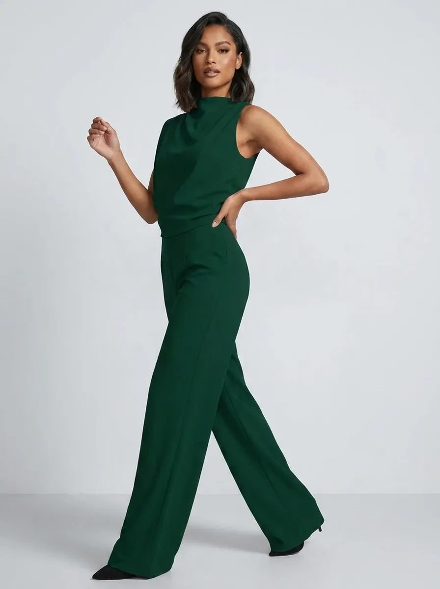 Weite Damen-Hosenanzugskombination mit Stehkragen und ohne Ärmel