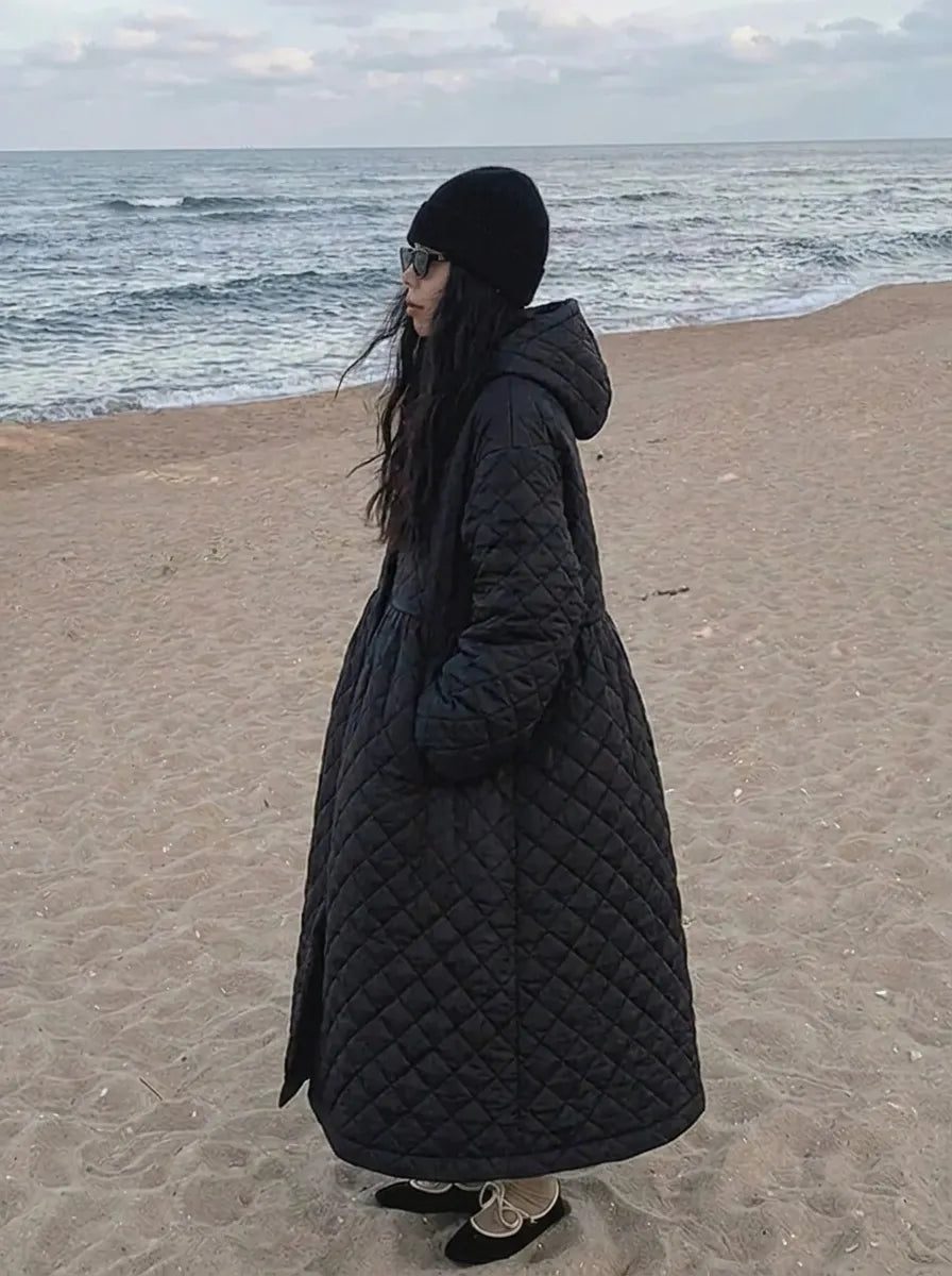 Lang svart vattert damefrakk med hette og utsvingt snitt
