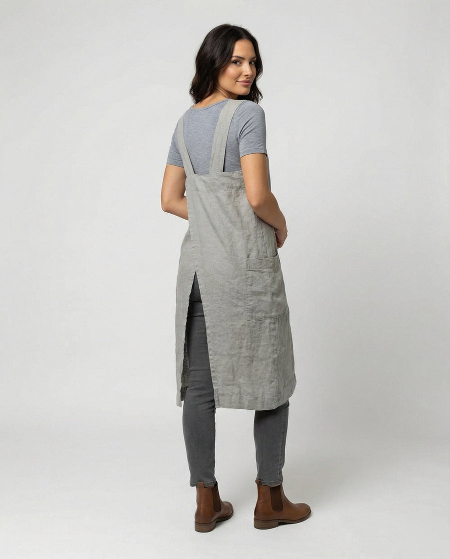 Vestido tipo delantal de tejido ligero, con tirantes anchos y bolsillos – estilo casual