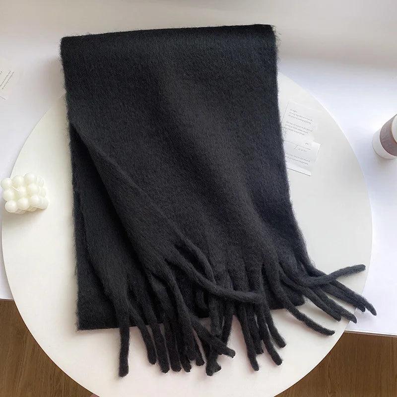 Blødt og varmt tørklæde med frynser i lysebeige