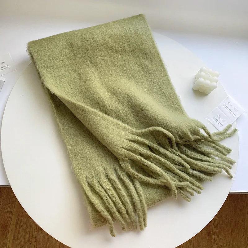 Blødt og varmt tørklæde med frynser i lysebeige