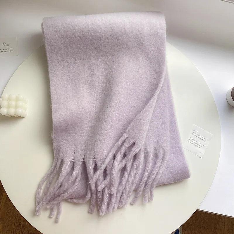 Blødt og varmt tørklæde med frynser i lysebeige