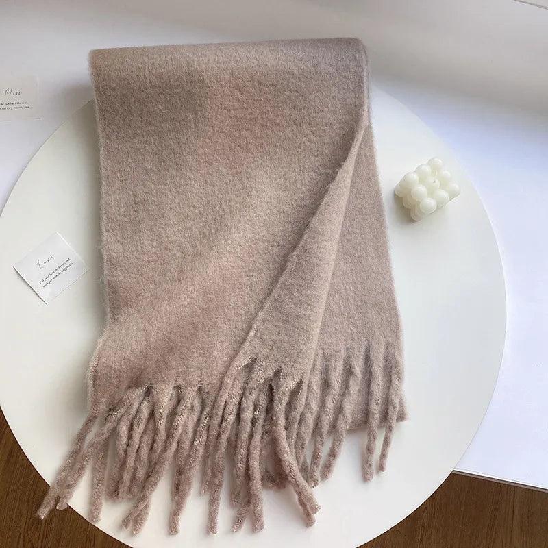 Blødt og varmt tørklæde med frynser i lysebeige