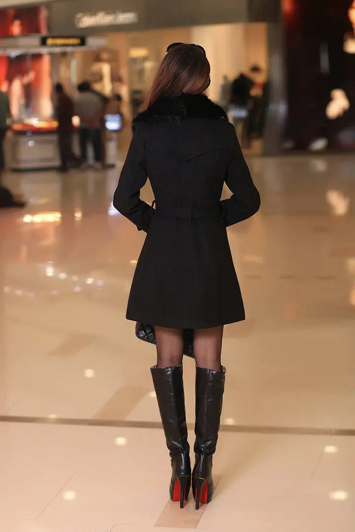 Women’s winter coat with faux-fur buckle collar and long sleeves