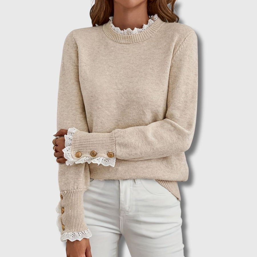 Beige damesweater med rund hals, flæser, blonder og gyldne knapper