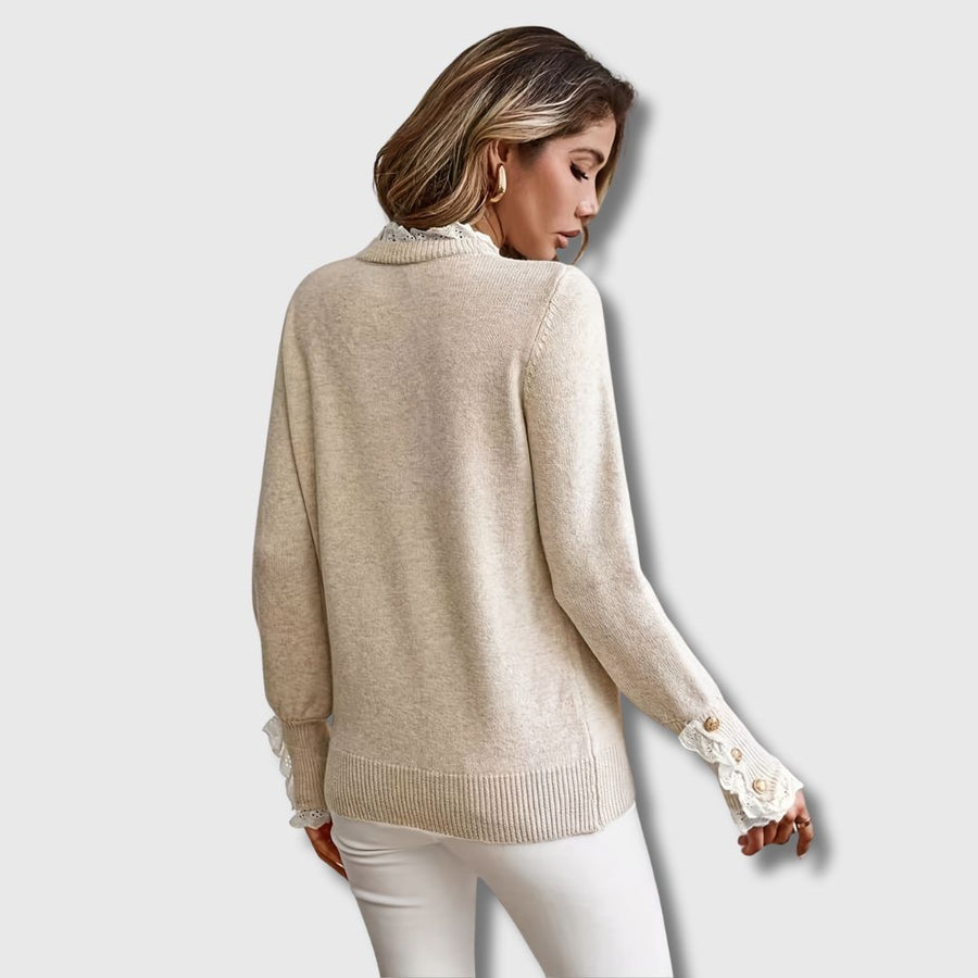 Beige damesweater med rund hals, flæser, blonder og gyldne knapper