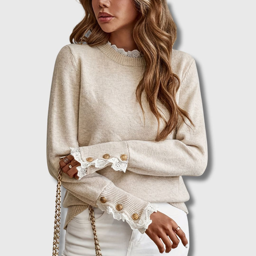 Beige damesweater med rund hals, flæser, blonder og gyldne knapper