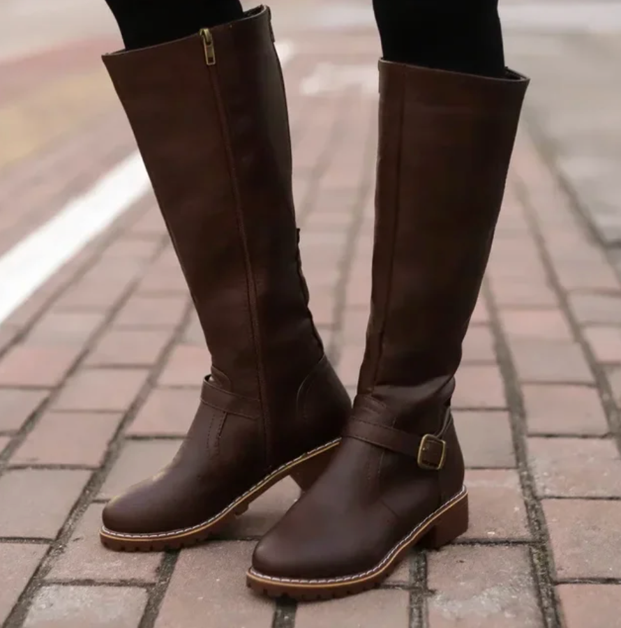 Hohe Reiterstiefel für Damen mit dekorativen Schnallen