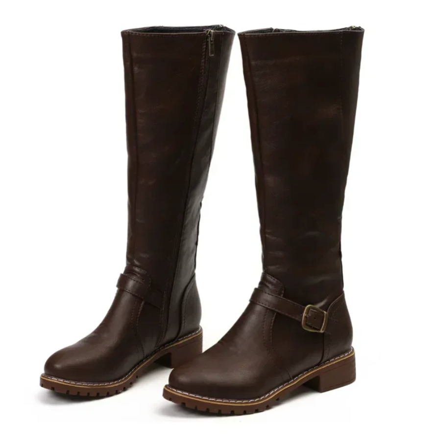 Hohe Reiterstiefel für Damen mit dekorativen Schnallen