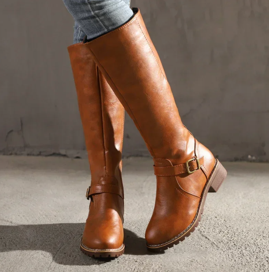Hohe Reiterstiefel für Damen mit dekorativen Schnallen