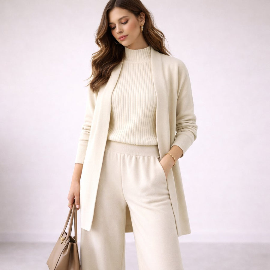 Damesensemble met lang vest, coltrui en wijde broek in beige
