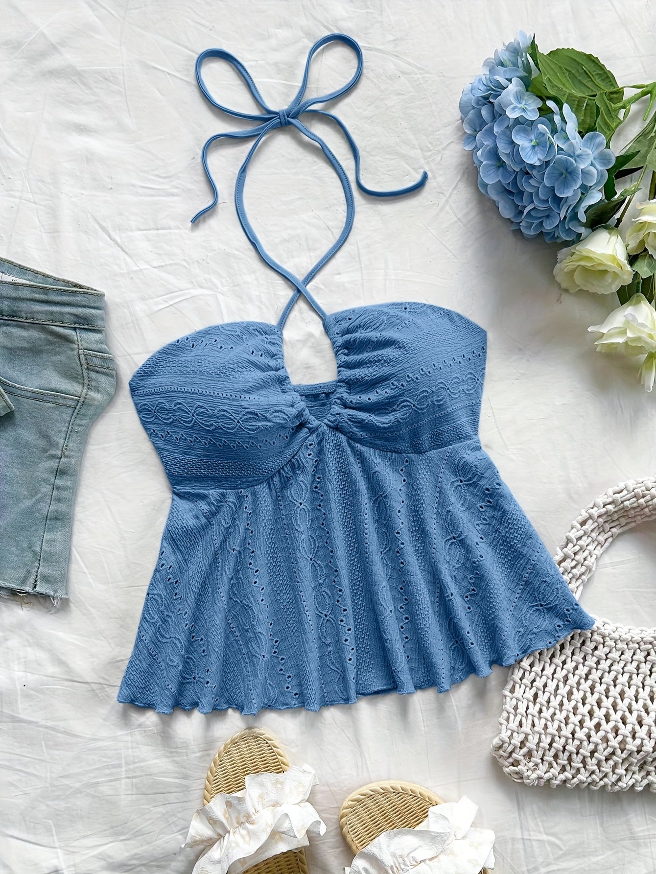 Top femenino de espalda descubierta estilo babydoll bordado para un look veraniego romántico