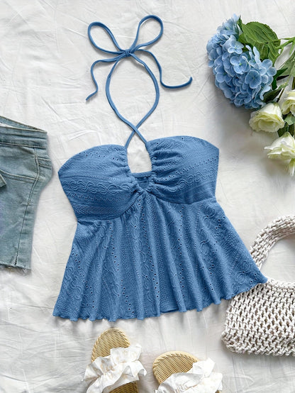 Top femenino de espalda descubierta estilo babydoll bordado para un look veraniego romántico