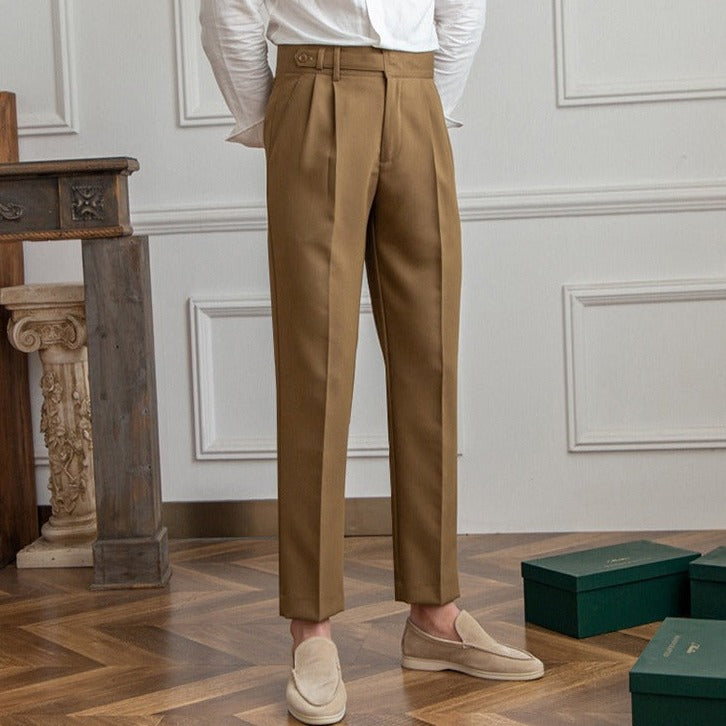 Beige herrbyxor med plissering, avsmalnande passform och ankellång längd