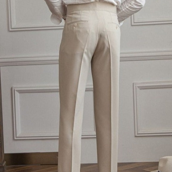Beige herrbyxor med plissering, avsmalnande passform och ankellång längd