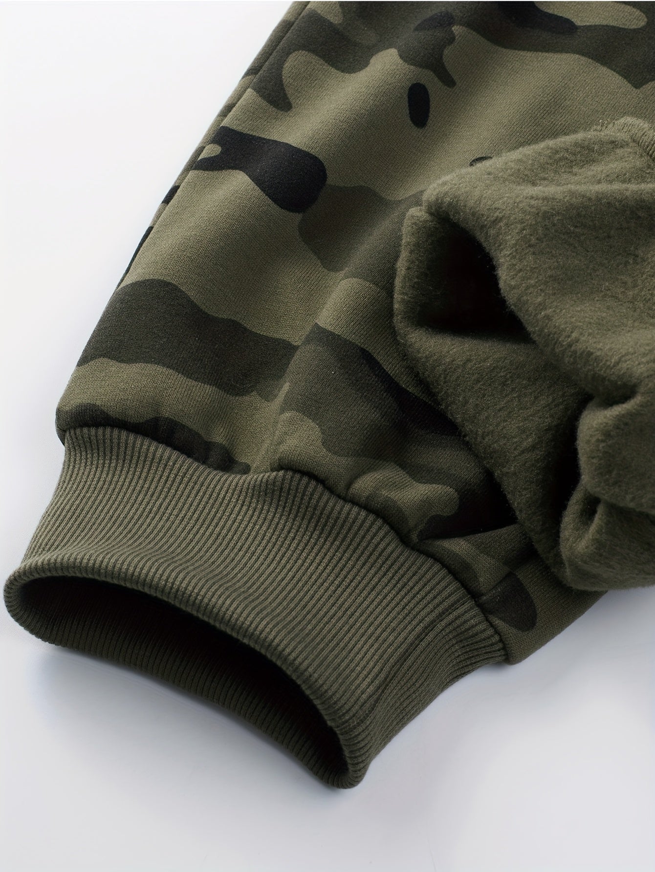 Ensemble survêtement camouflage kaki et noir homme avec veste à capuche zippée