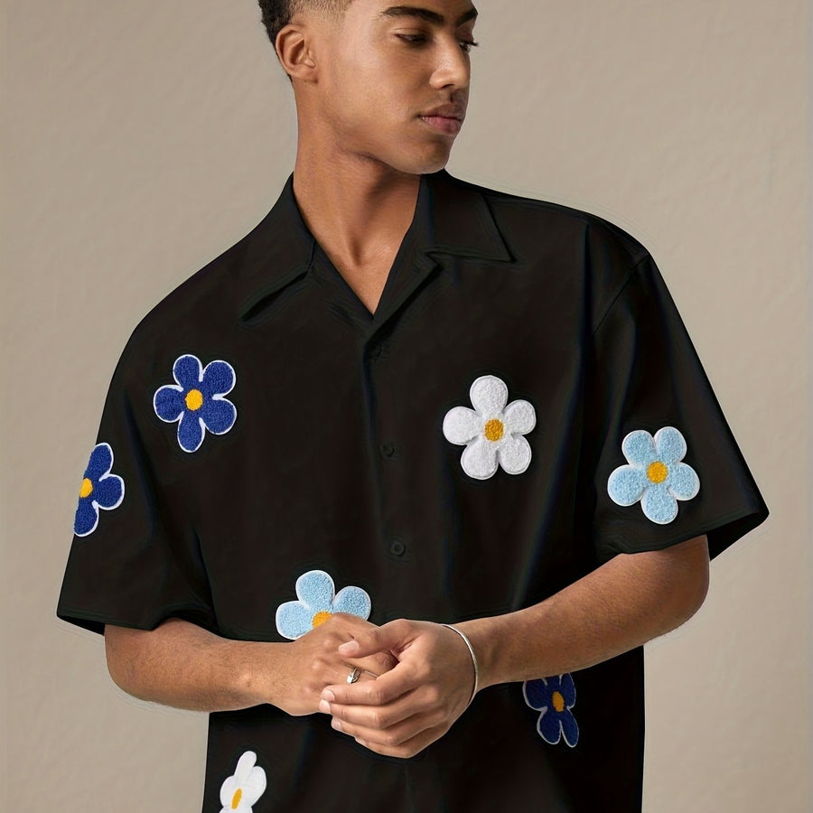 Avslappet kortermet camp-skjorte for menn med blomsterapplikasjoner for en trendy sommerstil