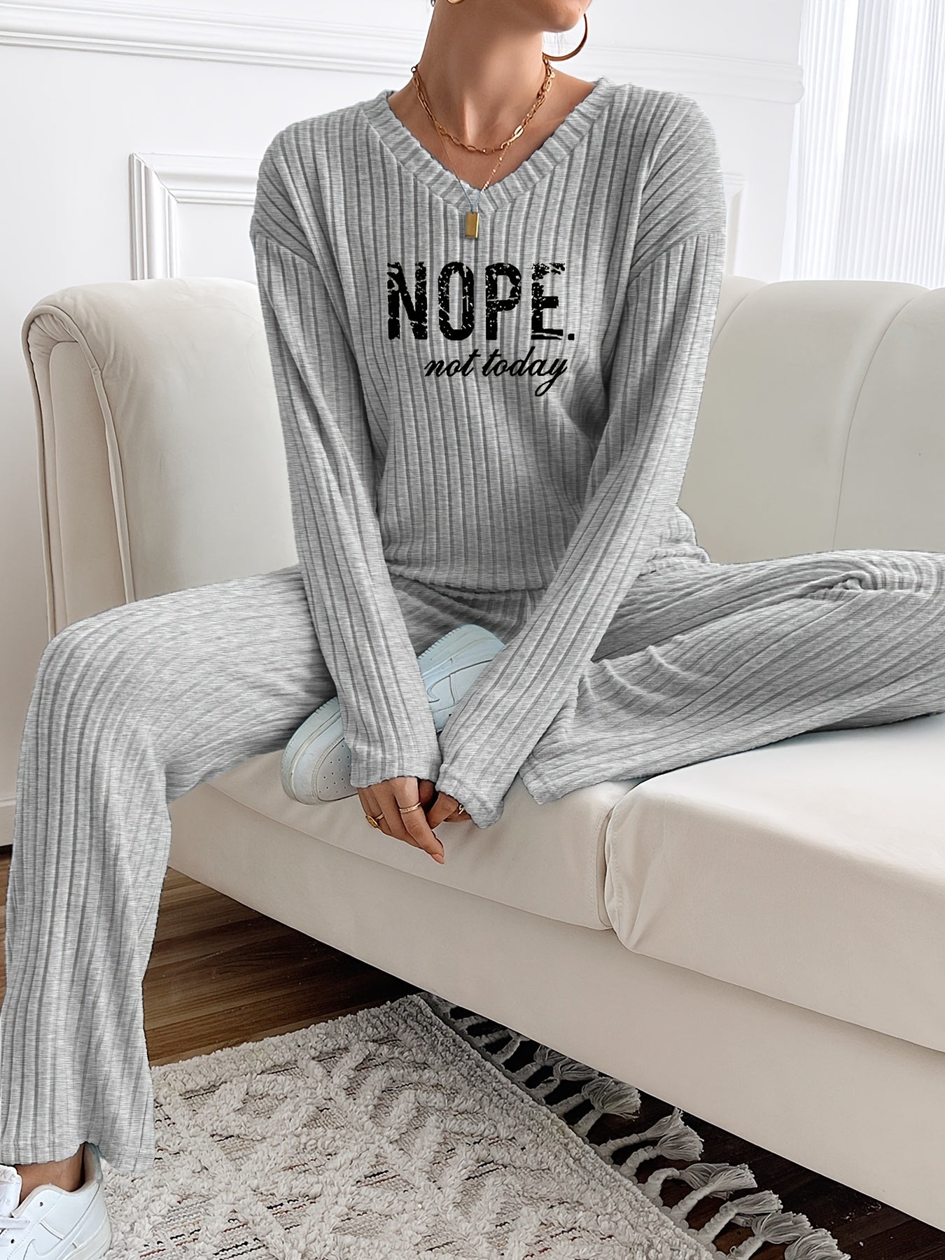Ensemble côtelé Femme avec inscription "NOPE not today", col en V et pantalon large