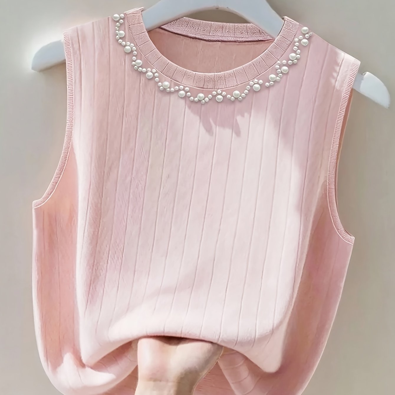 Elegante dames mouwloze top met parelmoerlook en ronde hals, geschikt voor uitgaan of kantoor