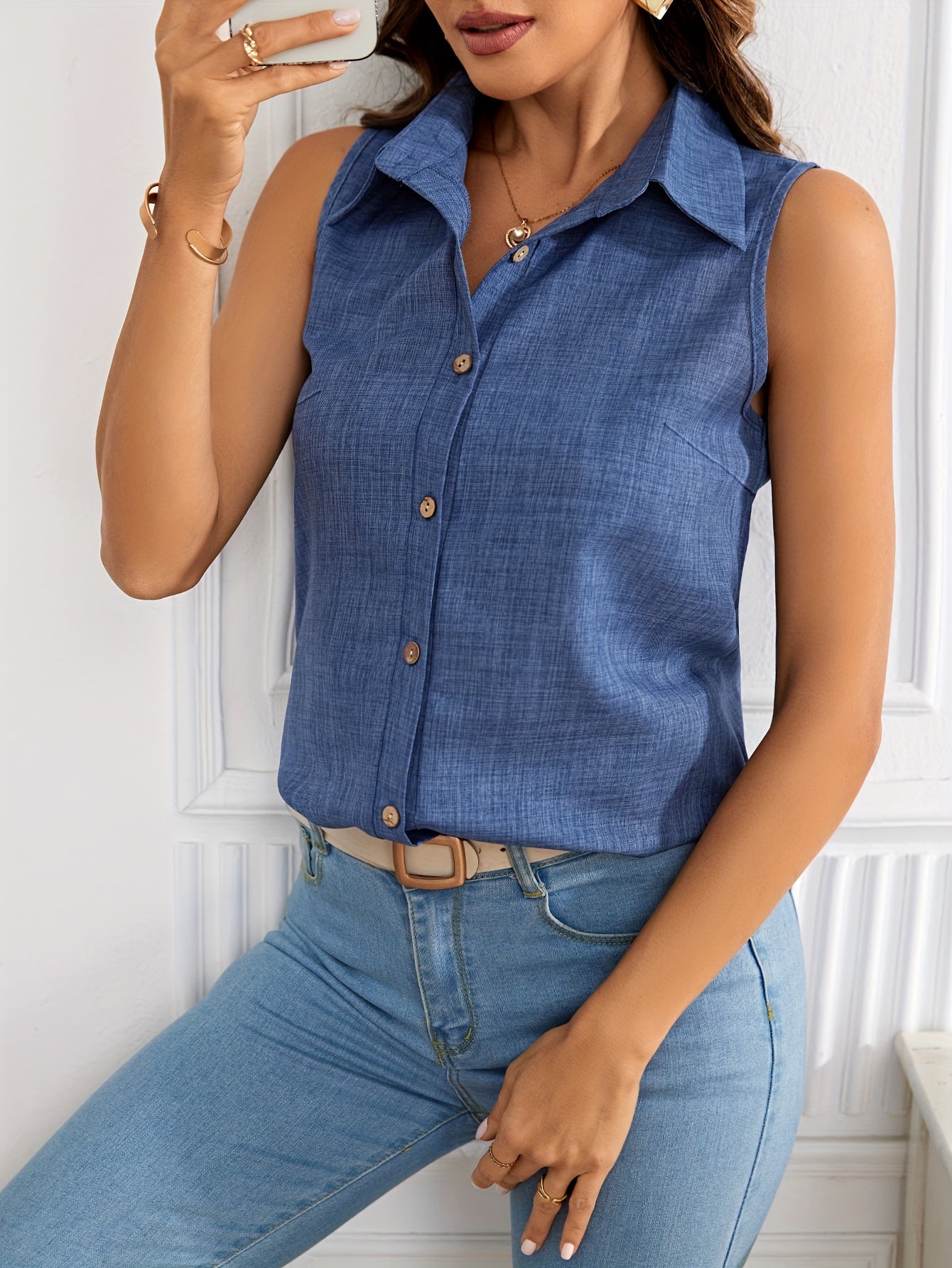 Ærmeløs damebluse i elegant polo-stil til sommeren