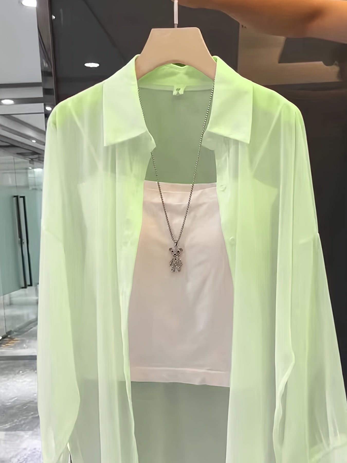 Løs transparent skjorte med undertrøje – Kvinde – Moderne stil til elegante lag-på-lag looks