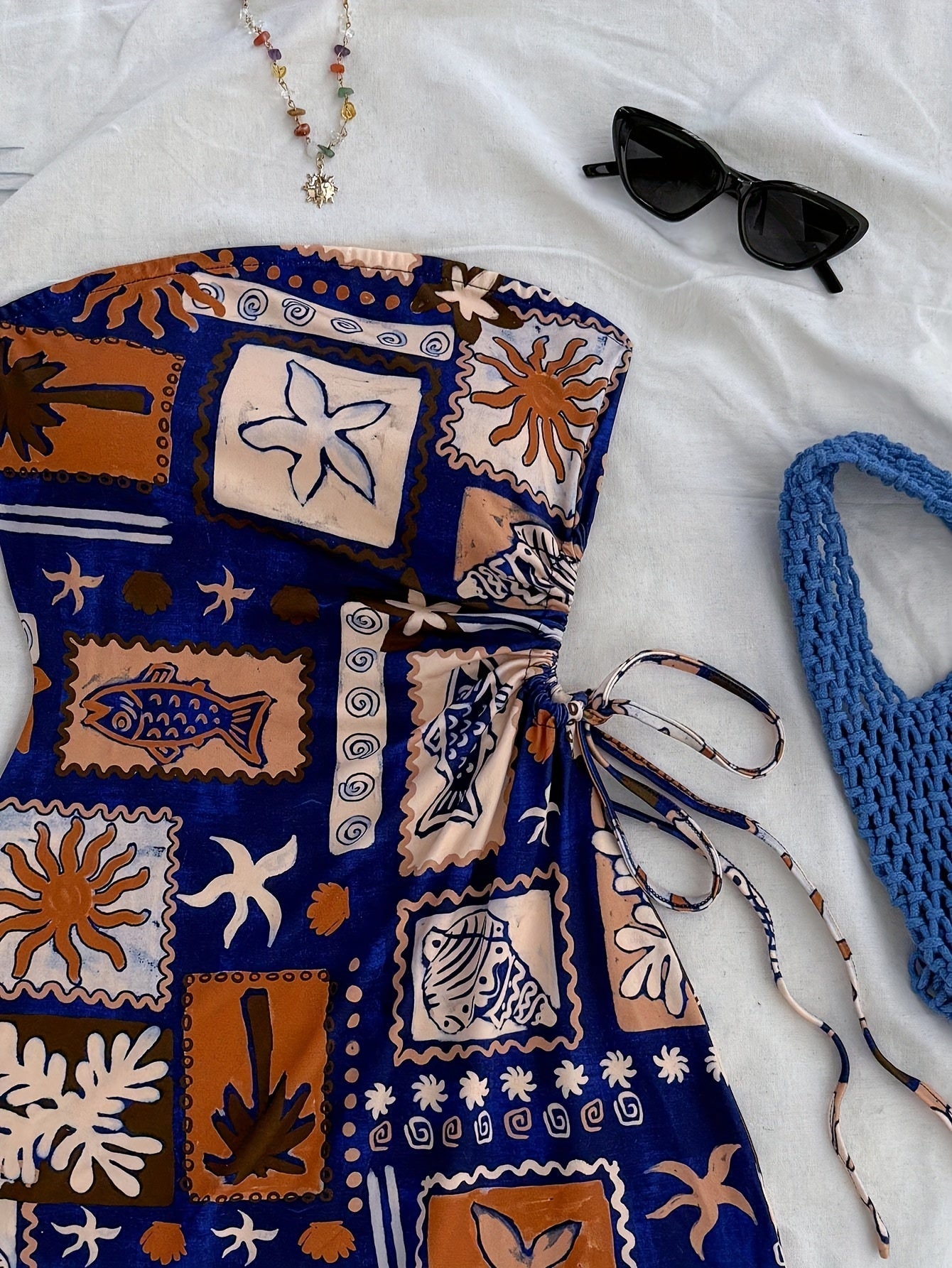 Kurzes trägerloses Damenkleid im Küstenstil mit tropischem Muster – ideal für Urlaub und Strand
