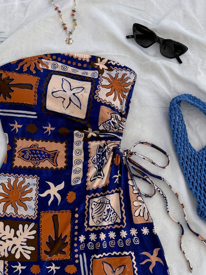 Kurzes trägerloses Damenkleid im Küstenstil mit tropischem Muster – ideal für Urlaub und Strand