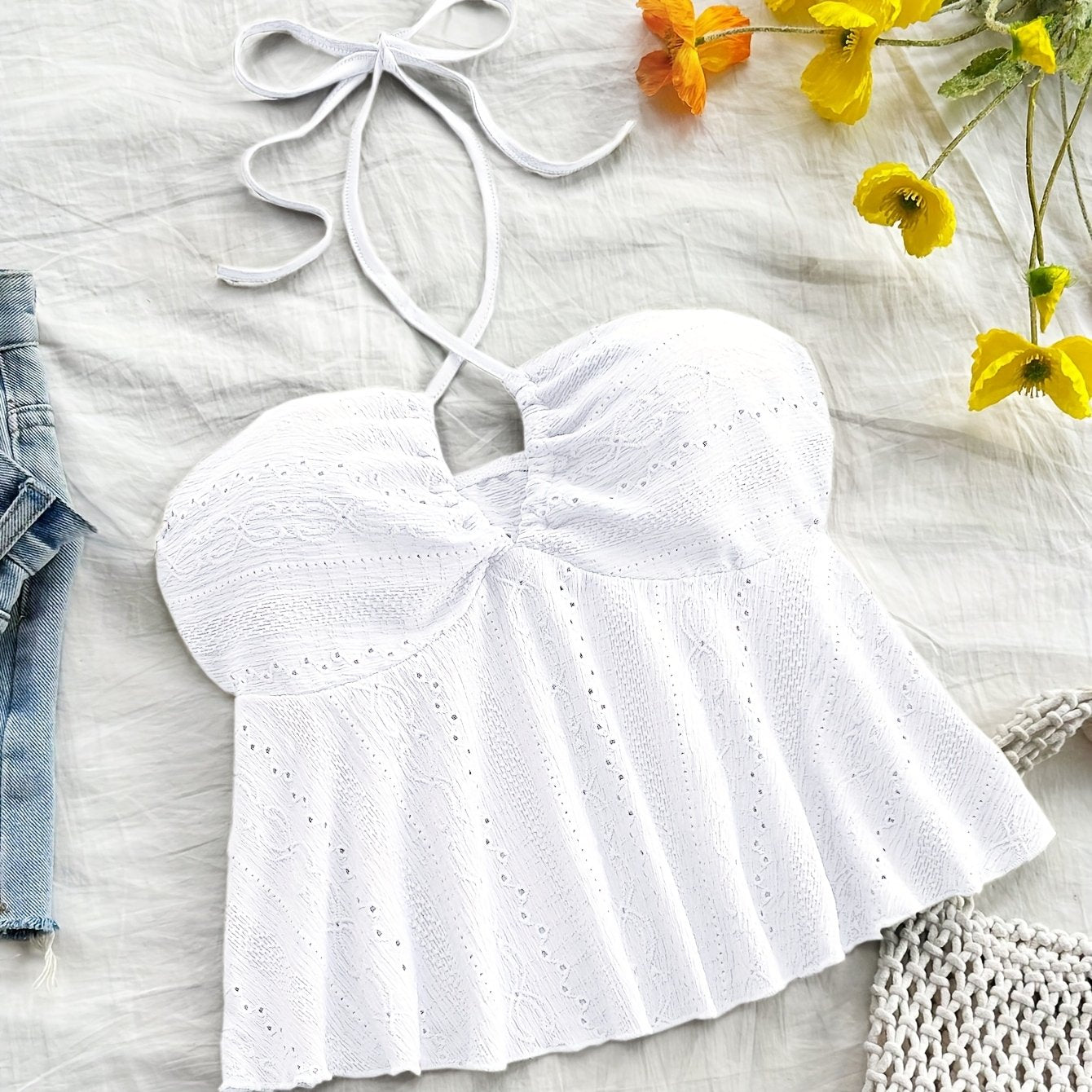 Top femenino de espalda descubierta estilo babydoll bordado para un look veraniego romántico