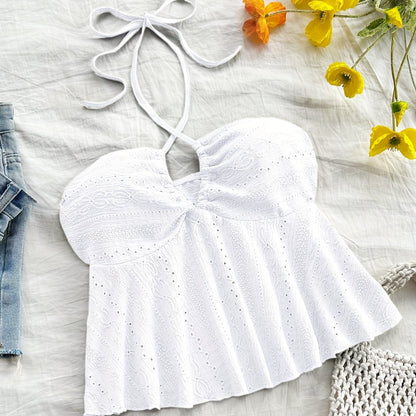 Top femenino de espalda descubierta estilo babydoll bordado para un look veraniego romántico