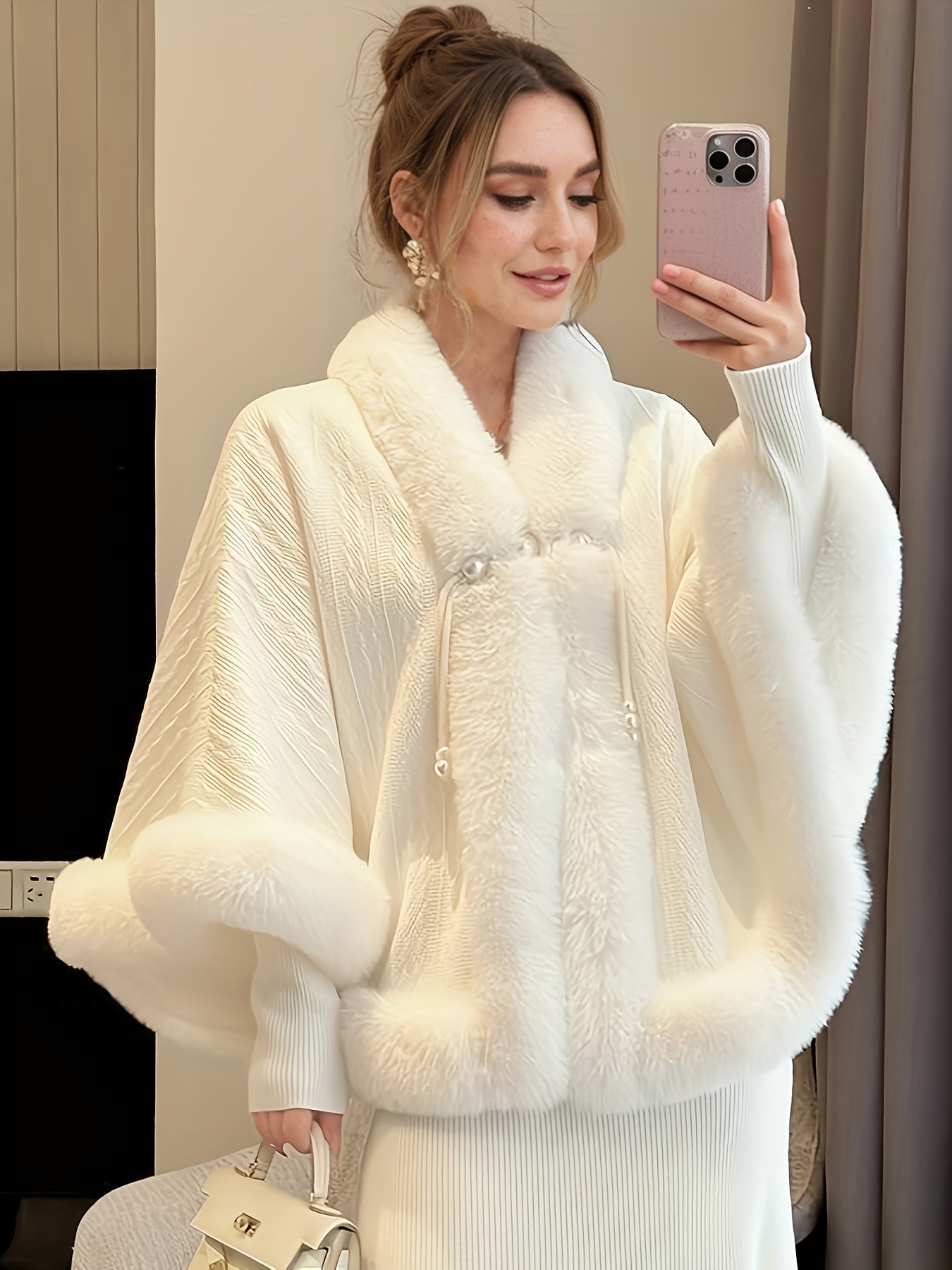 Manteau Femme court blanc avec bordures imitation fourrure douces et fermeture à brandebourg